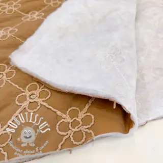 Tissu matelassé Flower design light brown